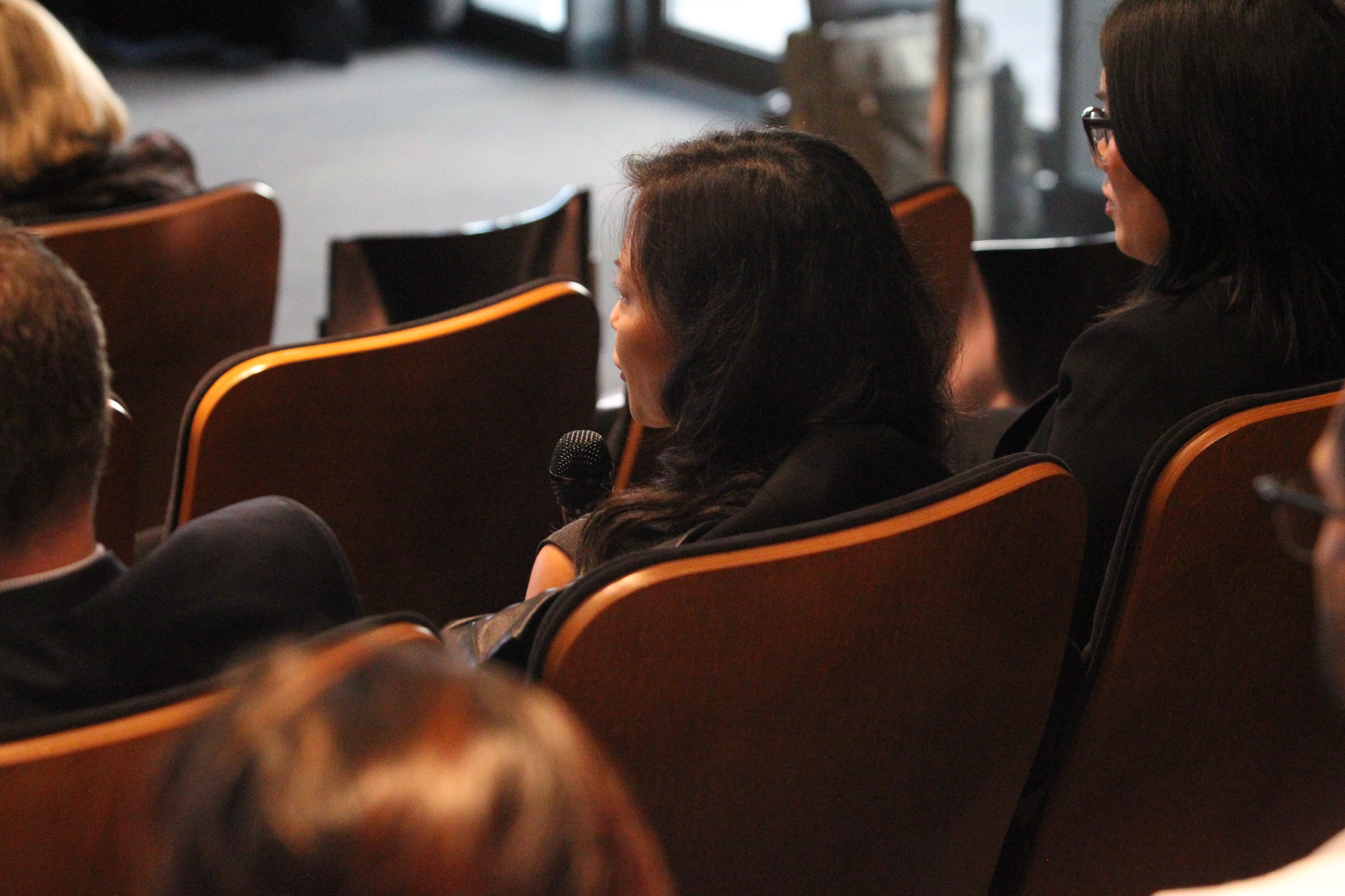 An audience member asks Mario Simon a question